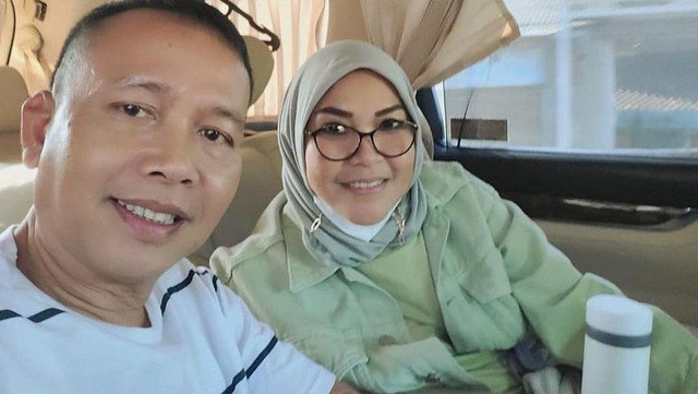 Gosip Terkini Selebriti Insertlive : Komentar Feni Rose Kala Ibu Ayu Ting Ting Pamer Perhiasan Cuma Pakai Handuk
