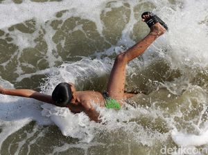 Air BKT Berbusa, Anak-anak Ini Cuek Berenang