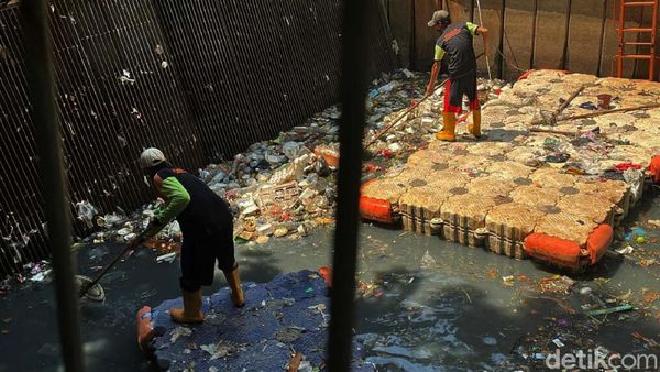 Aksi Petugas Bersihkan Sampah dengan Alat Seadanya