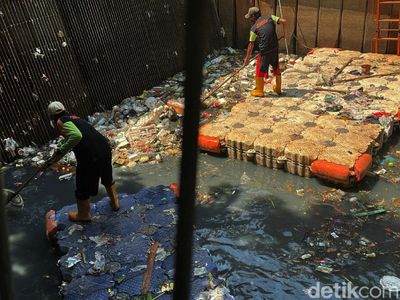 Aksi Petugas Bersihkan Sampah dengan Alat Seadanya