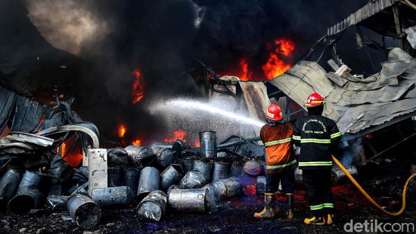 Aksi Petugas Damkar Jinakkan Api di Pabrik Karung yang Terbakar