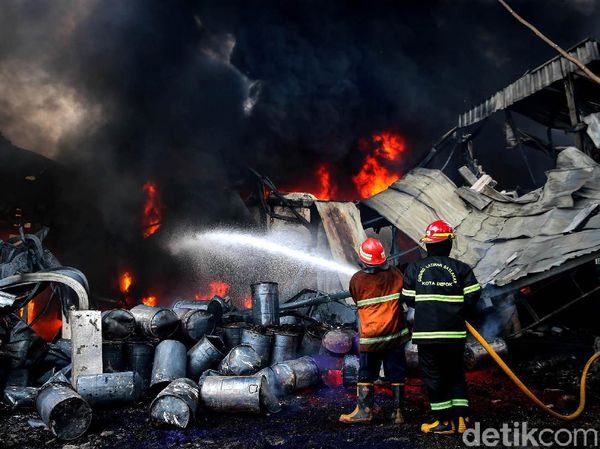 Aksi Petugas Damkar Jinakkan Api di Pabrik Karung yang Terbakar