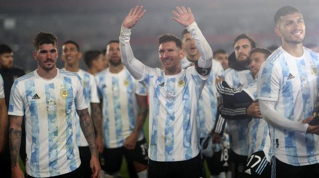 Soccer Football - World Cup - South American Qualifiers - Argentina v Bolivia - El Monumental, Buenos Aires, Argentina - September 9, 2021 Argentina's Lionel Messi and teammates celebrate winning Copa America after the match Pool via REUTERS/Juan Ignacio Roncoroni