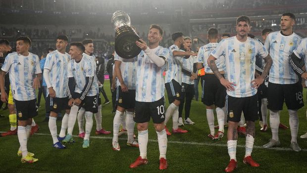 Argentina's Lionel Messi (C) holds the Copa America trophy after the end of the South American qualification football match for the FIFA World Cup Qatar 2022 against Bolivia at the Monumental Stadium in Buenos Aires on September 9, 2021. (Photo by Natacha Pisarenko / POOL / AFP)
