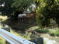 Tempat Parkir Permanen di Bantaran Sungai, Satpol PP: Harus Dibongkar