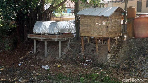 Bahaya! Bantaran Sungai di Bandung Ini Jadi Tempat Parkir Permanen