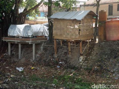 Bahaya! Bantaran Sungai di Bandung Ini Jadi Tempat Parkir Permanen
