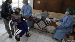 Begini Ekspresi Pelajar SLB Jalani Vaksinasi COVID-19