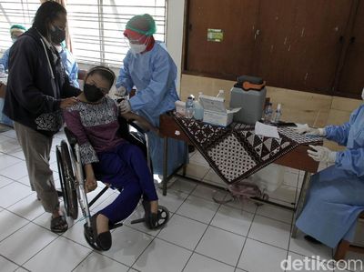 Begini Ekspresi Pelajar SLB Jalani Vaksinasi COVID-19