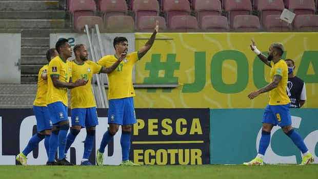Brazil's Neymar celebrates with teammates after scoring his side's second goal against Peru during a qualifying soccer match for the FIFA World Cup Qatar 2022 at Pernambuco Arena in Recife, Brazil, Thursday, Sept.9, 2021. (AP Photo/Andre Penner)