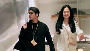 Foto: 8 Gaya Donna Harun Bak ABG di Usia 53, Cocok Jadi Kakak Ricky Harun