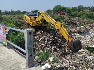 Sampah di Kali Busa Bekasi Mulai Diangkut, Satu Ekskavator Dikerahkan Sampah di Kali Busa Bekasi Mulai Diangkut, Satu Ekskavator Dikerahkan