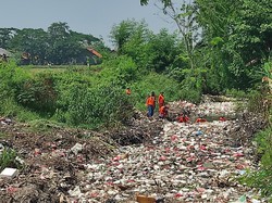 Warga Desa Sebut Sampah Kali Busa Bekasi Kiriman dari Wilayah Lain