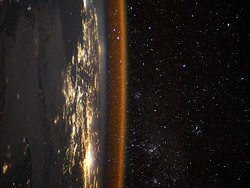 Foto Tepi Bumi Spektakuler Dijepret dari Antariksa