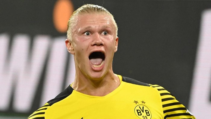 Dortmunds Norwegian forward Erling Braut Haaland celebrates scoring the 3-2 goal during the German first division Bundesliga football match between Borussia Dortmund and TSG 1899 Hoffenheim in Dortmund, western Germany, on August 27, 2021. (Photo by Ina Fassbender / AFP) / DFL REGULATIONS PROHIBIT ANY USE OF PHOTOGRAPHS AS IMAGE SEQUENCES AND/OR QUASI-VIDEO