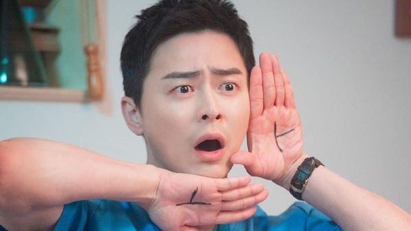 10 Potret Lee Ik Jun Sumber Kebahagiaan Chae Song Hwa di Hospital Playlist!