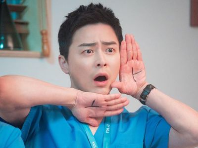 10 Potret Lee Ik Jun Sumber Kebahagiaan Chae Song Hwa di Hospital Playlist!