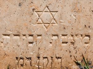 Jejak Makam Bersimbol Yahudi di Petamburan Jakarta