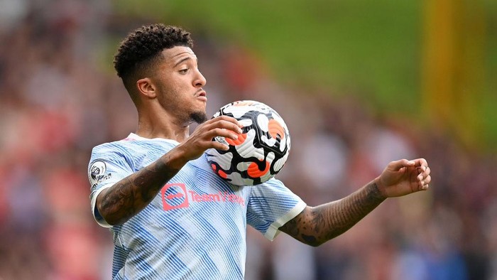 WOLVERHAMPTON, ENGLAND - AUGUST 29: Jadon Sancho of Manchester United controls the ball during the Premier League match between Wolverhampton Wanderers  and  Manchester United at Molineux on August 29, 2021 in Wolverhampton, England. (Photo by Michael Regan/Getty Images)