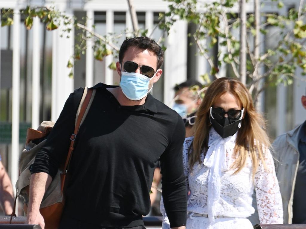 7 Potret Terbaru Jennifer Lopez Bersama Ben Affleck, Makin Mesra 7 Potret Terbaru Jennifer Lopez Bersama Ben Affleck, Makin Mesra