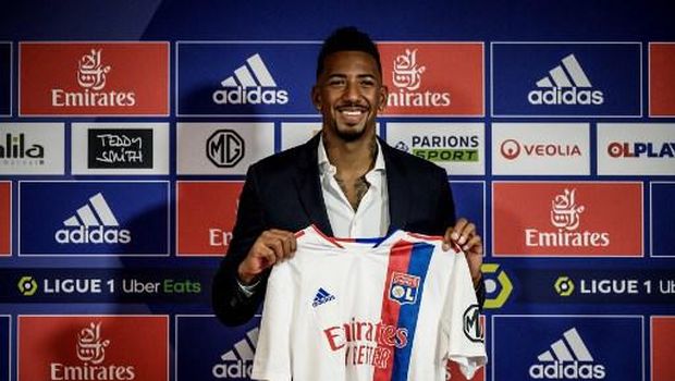Olympique de Lyon (OL) French L1 football club's new recruit German defender Jerome Boateng poses with his jersey at the end of his official presentation at the Groupama Stadium in Decines-Charpieu near Lyon, southeastern France, on August 25, 2021. - Former Bayern Munich's defender Jerome Boateng joined Ligue 1 side Lyon after his contract with the German giants expired. Boateng, 32, a World Cup winner with Germany in 2014, has agreed a two-year deal with the French side. (Photo by JEFF PACHOUD / AFP)