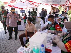 Kapolri Tinjau Vaksinasi di NTB, Harap Target Pemerintah Segera Terwujud