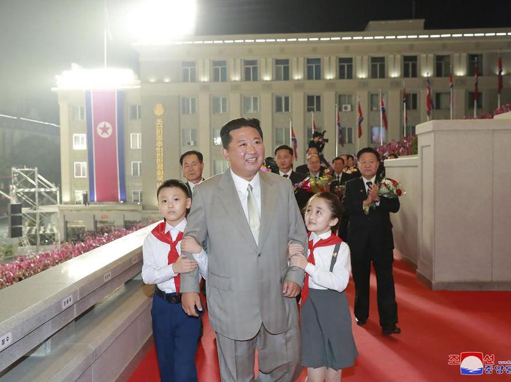 Tubuh Kurus Kim Jong-Un di Parade Militer Korut Jadi Sorotan