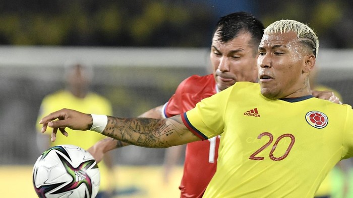 BARRANQUILLA, COLOMBIA - SEPTEMBER 09: Roger Martínez of Colombia competes for the ball with Gary Medel of Chile during a match between Colombia and Chile as part of South American Qualifiers for Qatar 2022 at Estadio Metropolitano on September 09, 2021 in Barranquilla, Colombia. (Photo by Gabriel Aponte/Getty Images)