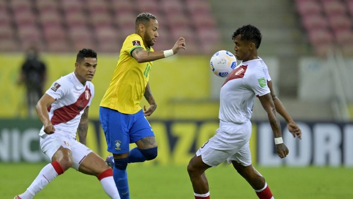 RECIFE, BRAZIL - SEPTEMBER 09: Neymar Jr. of Brazil fights for the ball with Renato Tapia of Peru during a match between Brazil and Peru as part of South American Qualifiers for Qatar 2022 at Arena Pernambuco on September 09, 2021 in Recife, Brazil. (Photo by Pedro Vilela/Getty Images)