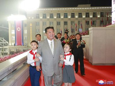Hadiri Parade Militer Korut, Tubuh Kim Jong-Un Jadi Sorotan
