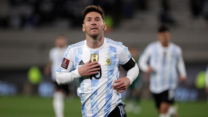 BUENOS AIRES, ARGENTINA - SEPTEMBER 09: Lionel Messi of Argentina celebrates after scoring the opening goal during a match between Argentina and Bolivia as part of South American Qualifiers for Qatar 2022 at Estadio Monumental Antonio Vespucio Liberti on September 09, 2021 in Buenos Aires, Argentina. (Photo by Juan I. Roncoroni - Pool/Getty Images)