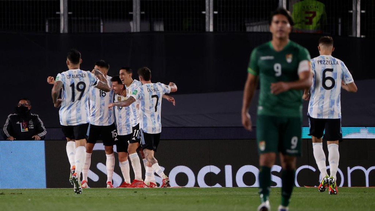 Para pemain Argentina merayakan gol ke gawang Bolivia. Foto: Getty Images/Pool
