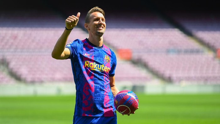 BARCELONA, SPAIN - SEPTEMBER 09: Luuk de Jong reacts whilst posing for a photograph as he is presented as a Barcelona player at Camp Nou Stadium at Camp Nou on September 09, 2021 in Barcelona, Spain. (Photo by David Ramos/Getty Images)