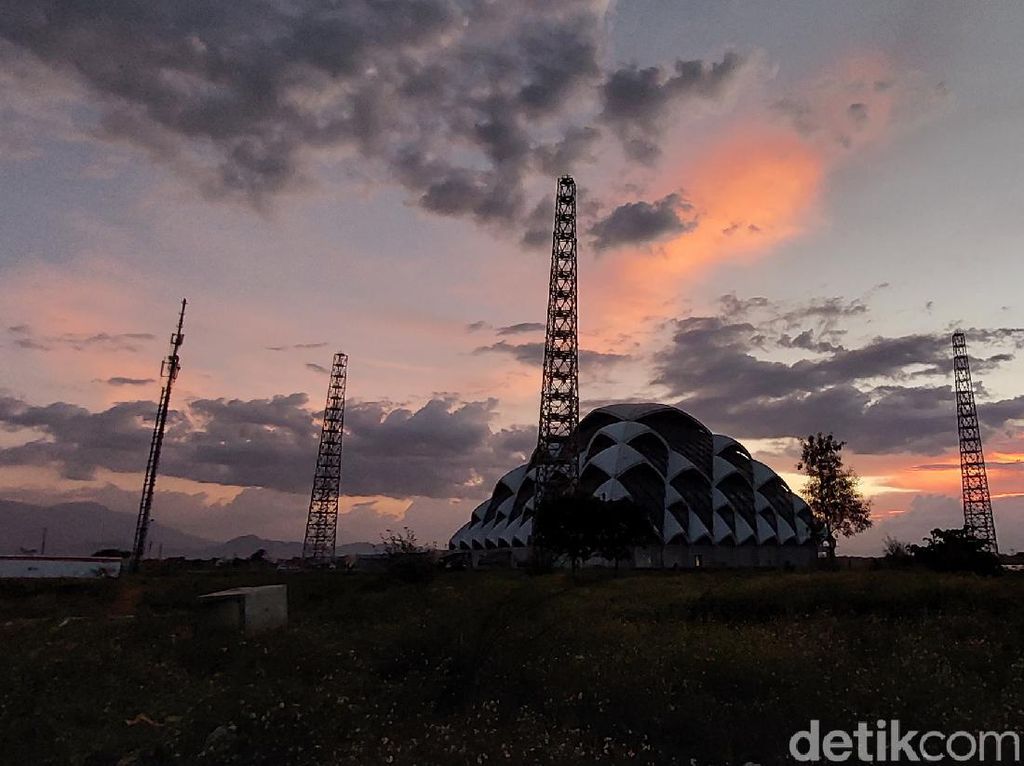 Lembayung Senja di Masjid Apung Al-Jabbar Bandung Lembayung Senja di Masjid Apung Al-Jabbar Bandung