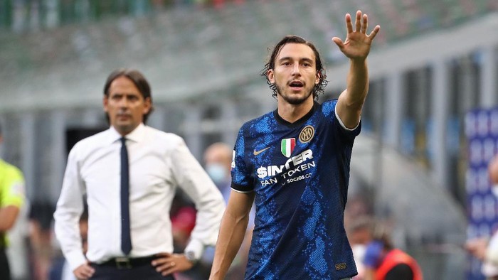 MILAN, ITALY - AUGUST 21: Matteo Darmian of FC Internazionale gestures during the Serie A match between FC Internazionale v Genoa CFC at Stadio Giuseppe Meazza on August 21, 2021 in Milan, Italy. (Photo by Marco Luzzani/Getty Images)