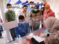 Menaker Tinjau Pembuatan Rekening Kolektif Penerima BSU di Bandung