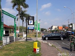 Presiden Jokowi Tinjau Vaksinasi untuk Driver Online di JEC Yogya