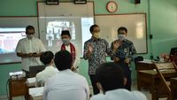 Potret Gembira Nadiem Tinjau Sekolah Tatap Muka di Jakarta Timur