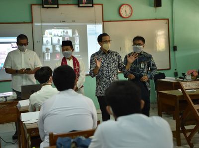 Potret Gembira Nadiem Tinjau Sekolah Tatap Muka di Jakarta Timur