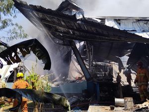 Pabrik Karung di Depok Kebakaran, 7 Unit Damkar Dikerahkan