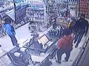 Perampok Bersenjata Air Gun Satroni Minimarket di Jombang, Rp 16 Juta Amblas Perampok Bersenjata Air Gun Satroni Minimarket di Jombang, Rp 16 Juta Amblas