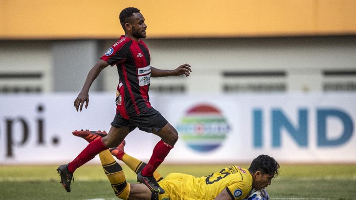 PERSELA LAMONGAN KALAHKAN PERSIPURA JAYAPURA Kolase foto dari Pelatih Persela Lamongan Iwan Setiawan (kiri) sujud syukur usai timnya mengalahkan Persipura Jayapura dalam lanjutan Liga 1 2021-2022 di Stadion Wibawa Mukti, Cikarang, Kabupaten Bekasi, Jawa Barat, Jumat (10/9/2021). Persela Lamongan menang atas Persipura Jayapura dengan skor akhir 1-0. ANTARA FOTO/M Risyal Hidayat/wsj.