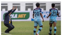Kolase foto dari Pelatih Persela Lamongan Iwan Setiawan (kiri) sujud syukur usai timnya mengalahkan Persipura Jayapura.