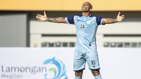 Pesepak bola Persela Lamongan Ivan Carlos melakukan selebrasi usai mencetak gol ke gawang Persipura Jayapura dalam lanjutan Liga 1 2021-2022 di Stadion Wibawa Mukti, Cikarang, Kabupaten Bekasi, Jawa Barat, Jumat (10/9/2021).
