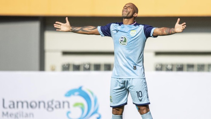 Kolase foto dari Pelatih Persela Lamongan Iwan Setiawan (kiri) sujud syukur usai timnya mengalahkan Persipura Jayapura dalam lanjutan Liga 1 2021-2022 di Stadion Wibawa Mukti, Cikarang, Kabupaten Bekasi, Jawa Barat, Jumat (10/9/2021). Persela Lamongan menang atas Persipura Jayapura dengan skor akhir 1-0. ANTARA FOTO/M Risyal Hidayat/wsj.