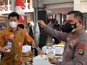 Polda Metro Bagikan 70 Ribu Kaleng Olahan Ikan ke Warga Terdampak COVID