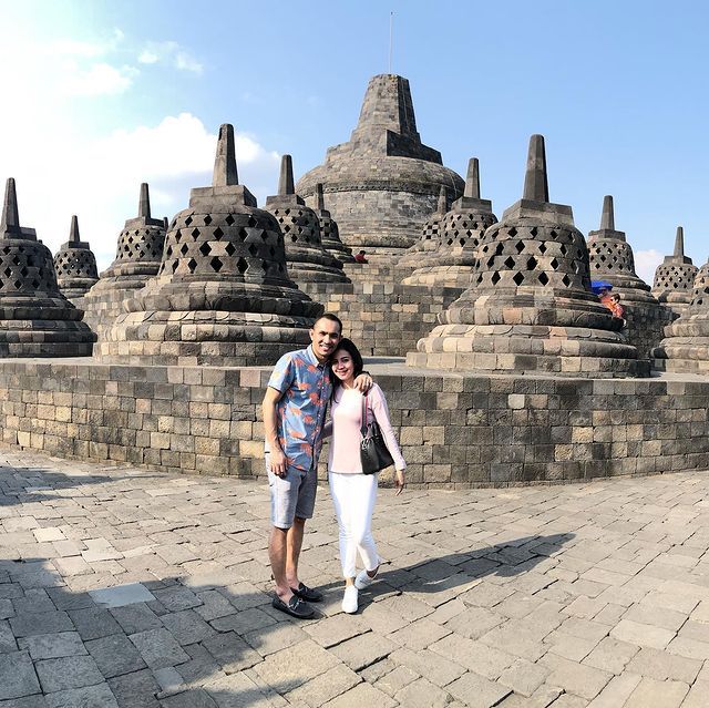 Potret Terbaru Enji Eks Ayu Ting Ting Hidup Bahagia Bersama Keluarga Potret Terbaru Enji Eks Ayu Ting Ting Hidup Bahagia Bersama Keluarga