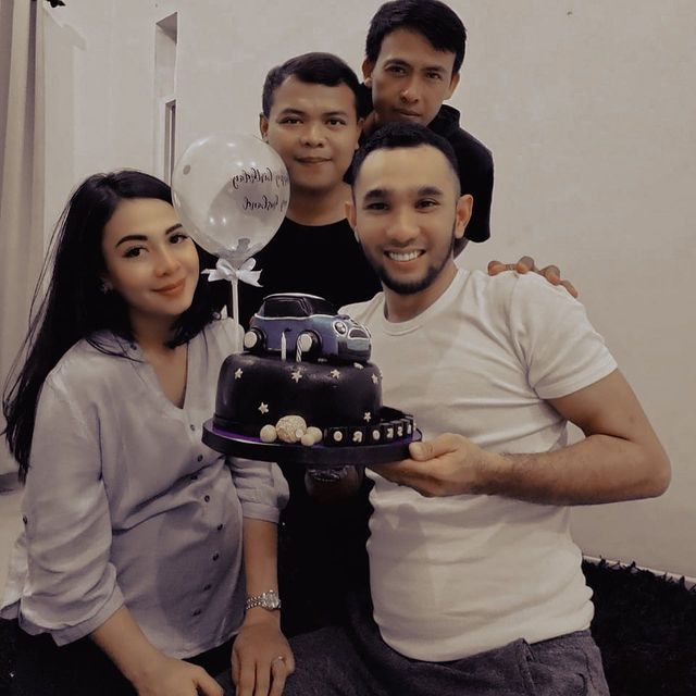 Potret Terbaru Enji Eks Ayu Ting Ting Hidup Bahagia Bersama Keluarga Potret Terbaru Enji Eks Ayu Ting Ting Hidup Bahagia Bersama Keluarga