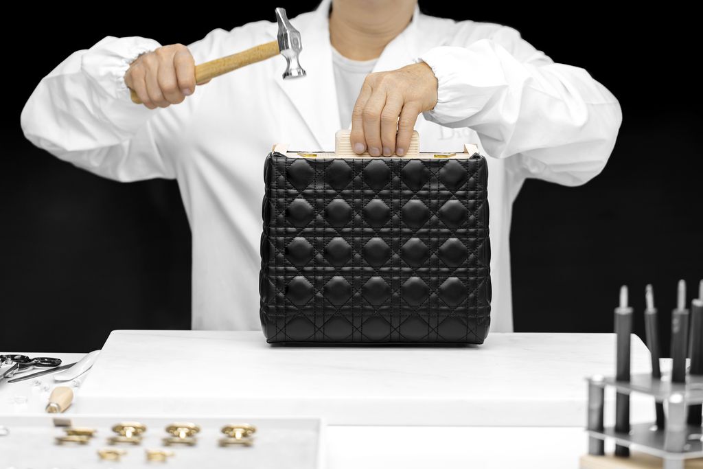 Proses Pembuatan Tas Lady Dior