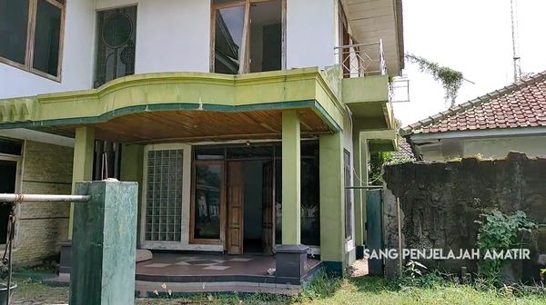 10 Penampakan Rumah Mewah yang Terbengkalai 15 Tahun, Horor Banget